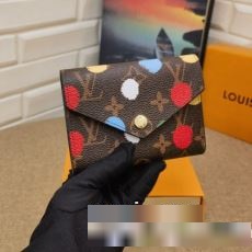 高評価の人気品 2023 ルイ ヴィトンコピー M81865 LV x YK Victorine 財布 三つ折り財布 LOUIS VUITTON 小銭入れ