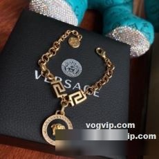 早くも完売している 2022秋冬 ヴェルサーチコピー ブランド VERSACE ブレスレット 幸せを呼ぶ