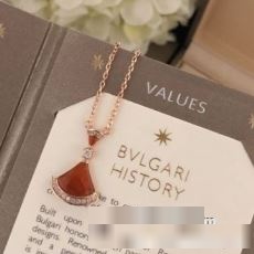 柔らかな質感 2022秋冬 ブルガリ BVLGARI ネックレス ペンダントトップ ブルガリコピーブランド 2色可選 日常使いからフォーマルな場面まで、どんどん活躍させてくださいね