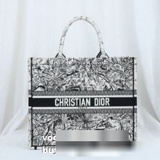 ムダな装飾を排したデザイン ブランドコピー 首胸ロゴ   2022秋冬 ディオール DIOR ハンドバッグ