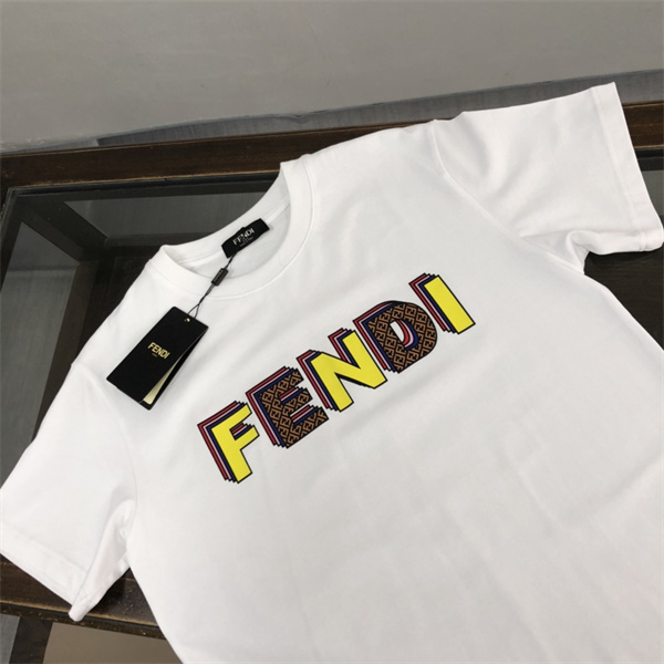 FENDI コピー Ｔシャツ 立体的 ロゴ プリント 100%コットン ファッション フェンディ