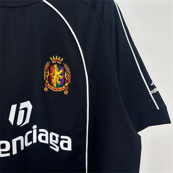 【2024限定】BALENCIAGA スーパーコピー Ｔシャツ サッカー ライオン紋章パッチ バレンシアガ X Manchester United F.C.