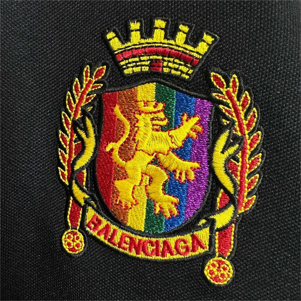 【2024限定】BALENCIAGA スーパーコピー Ｔシャツ サッカー ライオン紋章パッチ バレンシアガ X Manchester United F.C.