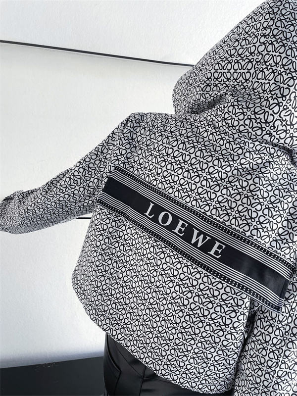最新のファッショントレンドロエベ（LOEWE）コピー ジャケット：洗練されたスタイルと機能性の融合コピー