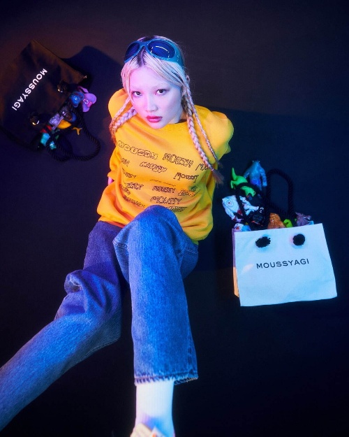 マウジー×ヤギ エキシビジョン、“ヤギ”のイラスト入りニット&ミニTシャツなどコピー マウジー×ヤギ エキシビジョン、“ヤギ”のイラスト入りニット&ミニTシャツなどコピー