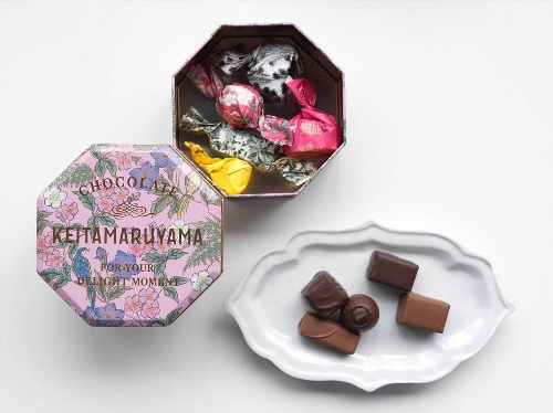 ケイタ マルヤマのバレンタイン“花鳥柄”チョコレート缶、チャイ風味やオレンジ香るショコラコピー ケイタ マルヤマのバレンタイン“花鳥柄”チョコレート缶、チャイ風味やオレンジ香るショコラコピー