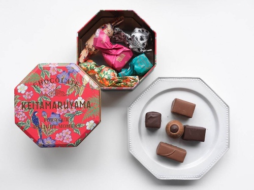 ケイタ マルヤマのバレンタイン“花鳥柄”チョコレート缶、チャイ風味やオレンジ香るショコラコピー ケイタ マルヤマのバレンタイン“花鳥柄”チョコレート缶、チャイ風味やオレンジ香るショコラコピー